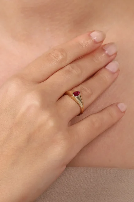 Ruby Damla Taşlı Modern Yüzük, 14 Ayar Altın, Sarı renk, 2.64 g, galeri görünümü