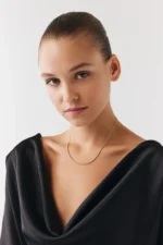 Yarım Top Detaylı İnce Zincirli Minimalist Dorika Kolye 3 Yarım Top Detaylı İnce Zincirli Minimalist Dorika Kolye, 14 Ayar Altın, Sarı renk, 3.88 g, yakın plan görünümü