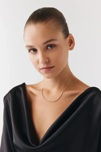 Yarım Top Detaylı İnce Zincirli Minimalist Dorika Kolye, 14 Ayar Altın, Sarı renk, 3.88 g, yakın plan görünümü