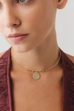 Taş Çerçeveli Lotus Madalyon Sabit Tel Choker 3 Taş Çerçeveli Lotus Madalyon Sabit Tel Choker, 14 Ayar Altın, Sarı renk, 8.45 g, tasarım detay görünümü