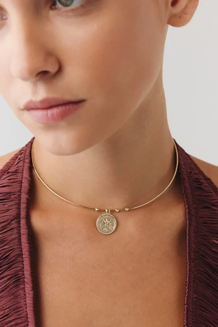 Taş Çerçeveli Lotus Madalyon Sabit Tel Choker, 14 Ayar Altın, Sarı renk, 8.45 g, tasarım detay görünümü
