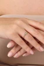 Taşlı Yaprak Model Altın Yüzük 3 Taşlı Yaprak Model Altın Yüzük, 14 Ayar Altın, Sarı renk, 1.82 g, farklı açıdan görünümü