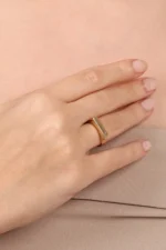 Uçları Zirkon Taşlı Minimalist Silindirik Bar Yüzük 3 Uçları Zirkon Taşlı Minimalist Silindirik Bar Yüzük, 14 Ayar Altın, Sarı renk, 3.18 g, farklı açıdan görünümü