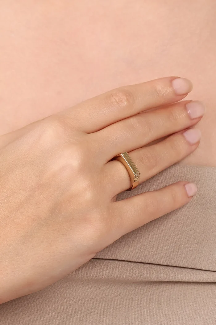 Uçları Zirkon Taşlı Minimalist Silindirik Bar Yüzük, 14 Ayar Altın, Sarı renk, 3.18 g, farklı açıdan görünümü