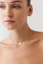 Yuvarlak Firuze Taşlı Çiçek Madalyon Uçlu Tel Choker 3 Yuvarlak Firuze Taşlı Çiçek Madalyon Uçlu Tel Choker farklı açıdan görünümü – 14 Ayar Altın, Sarı renk, 7.60 g
