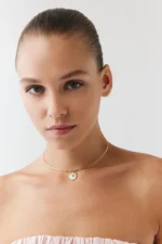 Yuvarlak Firuze Taşlı Çiçek Madalyon Uçlu Tel Choker 4 Yuvarlak Firuze Taşlı Çiçek Madalyon Uçlu Tel Choker, 14 Ayar Altın, Sarı renk, 7.60 g, farklı açıdan görünümü