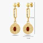 Altın Kırmızı Taşlı Antik Sallantılı Küpe 3 Altın Kırmızı Taşlı Antik Sallantılı Küpe, 14 Ayar Altın, Sarı renk, 5.34 g, yakın plan görünümü