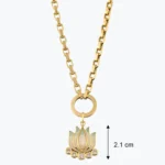 Altın Mavi Lotus Charm Kolye 5 Altın Mavi Lotus Charm Kolye yakın plan görünümü – 14 Ayar Altın, Sarı renk, 12.19 g