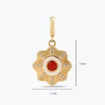 Altın Klipsli Beyaz Mineli Kırmızı Taşlı Geometrik Çiçek Charm 3 Altın Klipsli Beyaz Mineli Kırmızı Taşlı Geometrik Çiçek Charm yakın plan görünümü – 14 Ayar Altın, Sarı renk, 2.10 g