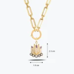 Mor Mineli Lotus Çiçeği Ataç Altın Kolye 5 Mor Mineli Lotus Çiçeği Ataç Altın Kolye farklı açıdan görünümü – 14 Ayar Altın, Sarı renk, 15.67 g