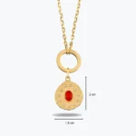Oval Kırmızı Taşlı Asimetrik Madalyon Charm Kolye yakın plan görünümü – 14 Ayar Altın, Sarı renk, 8.60 g