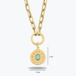 Oval Mavi Taşlı Asimetrik Madalyon Charm Kolye 5 Oval Mavi Taşlı Asimetrik Madalyon Charm Kolye tasarım detay görünümü – 14 Ayar Altın, Sarı renk, 12.40 g