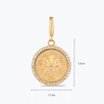 Taş Çerçeveli Lotus Çiçeği Altın Charm 3 Taş Çerçeveli Lotus Çiçeği Altın Charm yakın plan görünümü – 14 Ayar Altın, Sarı renk, 3.11 g