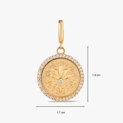 Taş Çerçeveli Lotus Çiçeği Altın Charm yakın plan görünümü – 14 Ayar Altın, Sarı renk, 3.11 g