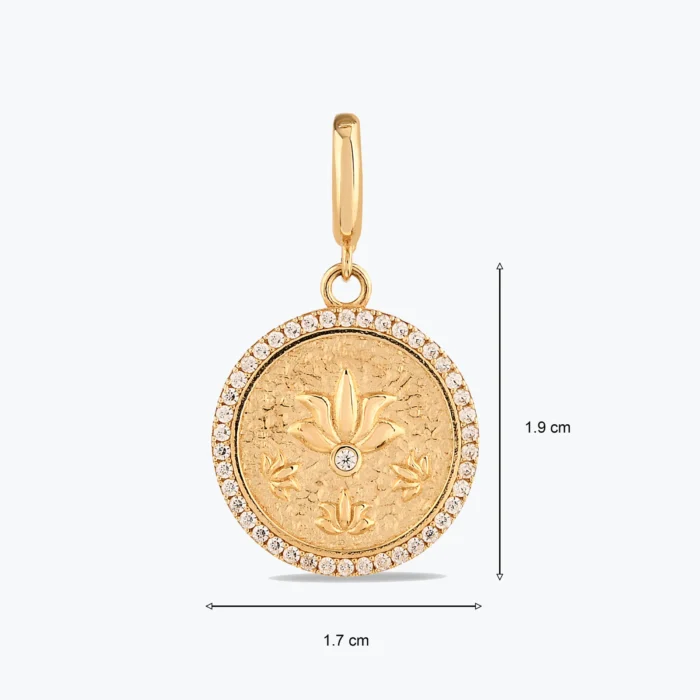 Taş Çerçeveli Lotus Çiçeği Altın Charm yakın plan görünümü – 14 Ayar Altın, Sarı renk, 3.11 g