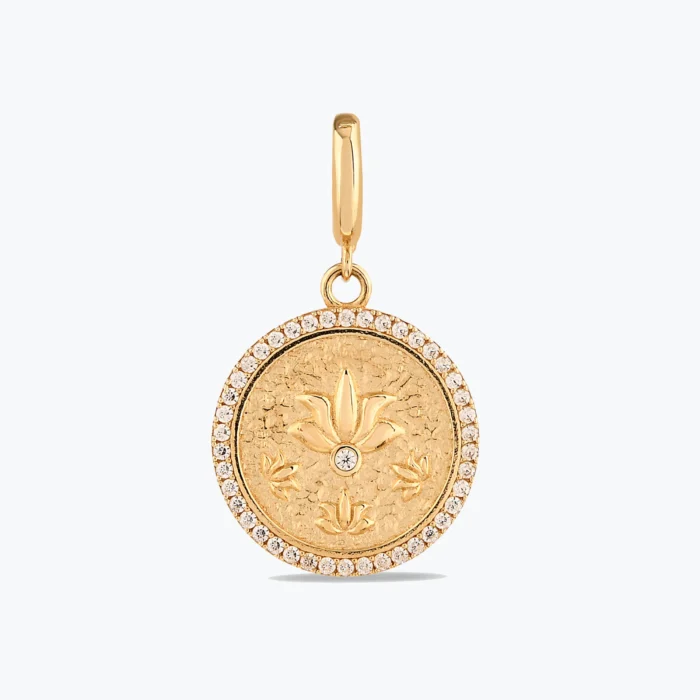 Taş Çerçeveli Lotus Çiçeği Altın Charm 1 Taş Çerçeveli Lotus Çiçeği Altın Charm – 14 Ayar Altın, Sarı renk, 3.11 g