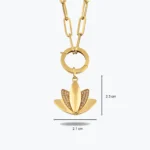 Ataç Zincirli Kilitli Taşlı Lotus Kolye 3 Ataç Zincirli Kilitli Taşlı Lotus Kolye yakın plan görünümü – 14 Ayar Altın, Sarı renk, 7.30 g
