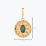 Yeşil Madalyon Charm 3 Yeşil Madalyon Charm yakın plan görünümü – 14 Ayar Altın, Sarı renk, 2.79 g