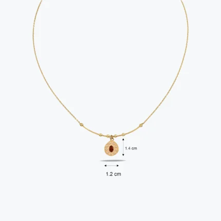 14 Ayar Altın, Sarı renk, 5.74 g özellikli oval kırmızı taşlı asimetrik madalyon uç tel kolye yakın plan görünümü